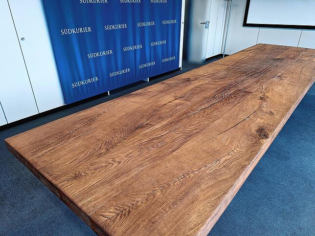 Der 4,50 Meter lange Konferenztisch, nachdem er mit Hartwachsöl eingelassen wurde.