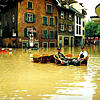 &bdquo;Wassersitzung&ldquo; der Feuerwehrkameraden Möhlin beim großen Hochwasser im Mai 1999 im Schweizer Rheinfelden.