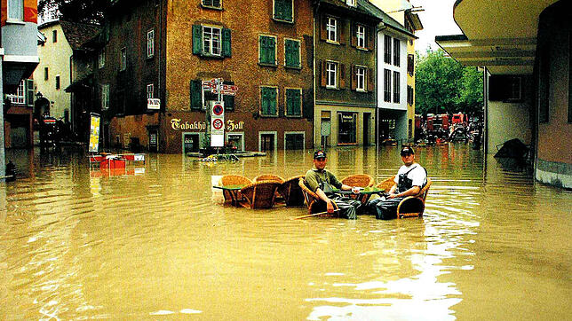 &bdquo;Wassersitzung&ldquo; der Feuerwehrkameraden Möhlin beim großen Hochwasser im Mai 1999 im Schweizer Rheinfelden.