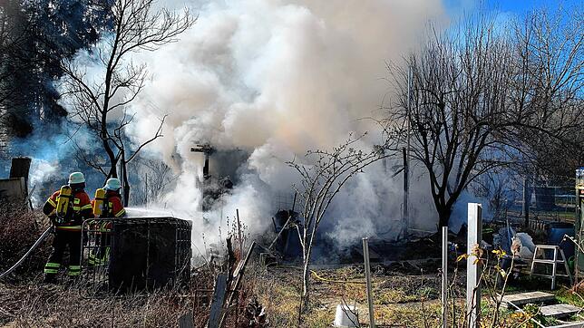Eine Gartenlaube im Bereich der Uhlandstraße stand am Sonntag in Flammen.
