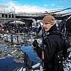 Fliehende ukrainische Männer und Frauen überqueren am 8. März auf der Flucht aus Irpin einen behelfsmäßigen Weg zwischen den Trümmern ...