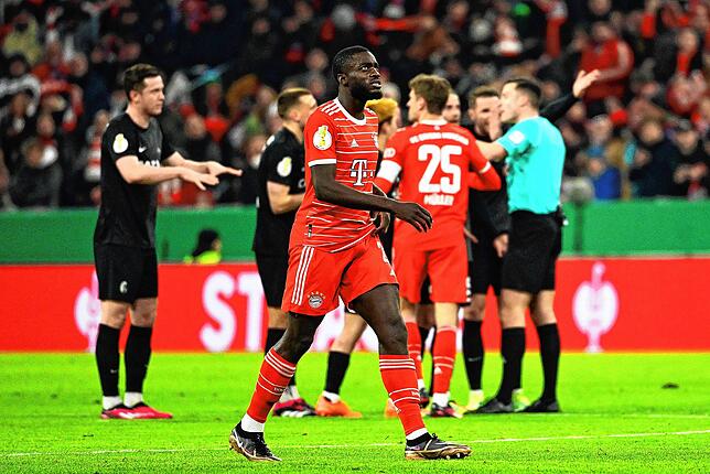 Bayerns Dayot Upamecano (M) reagiert nach seinem Treffer zum 1:0.