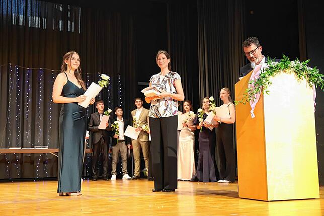 Als Beste erhält Emilia Herrmann (links) den Preis von Stefanie Rettich (Abteilungsleiterin) und Tobias Andelfinger (Schulleiter).