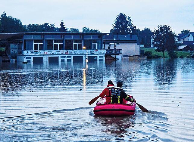 Im Juni kommt es nach heftigen Regenfällen vielerorts in der Region zu Überflutungen. Auch die Feuerwehr Langenargen ist stundenlang im ...