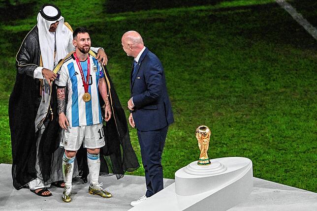 Der Moment, der Fans und Fußball-Experten verärgerte. Vor der Pokalübergabe legt der Emir von Katar, Scheich Tamim bin Hamad Al Thani, ...