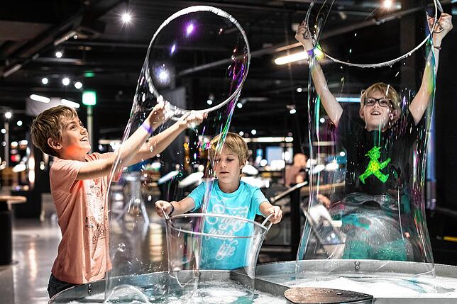 Das Technorama in Winterthur ermöglicht hunderte Experimente und bringt so spielerisch sowie zum Anfassen Naturphänomene nahe.