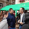 Die Bewerber für das Bürgermeisteramt tauschten sich beim Altstadtfest freundlich und respektvoll, wie hier im Bild Marco Russo und ...
