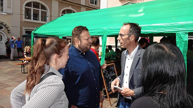 Die Bewerber für das Bürgermeisteramt tauschten sich beim Altstadtfest freundlich und respektvoll, wie hier im Bild Marco Russo und ...