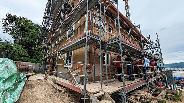 2024: Links die hintere Wand des Hauses, rechts die Hauswand mit dem Eingang.