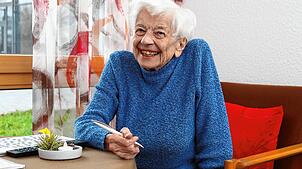 Voller Zuversicht und guter Laune, auch an Weihnachten: Zita Unterricker, 95, fühlt sich im Haus der Pflege St. Raphael in Oberteuringen ...
