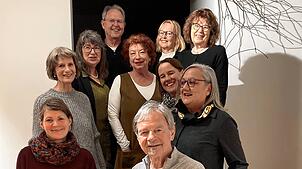 Der neugewählte Vorstand des Kunstvereins (hintere Reihe, von links): Kurt Dadischeck, Christine Roth-Waldheuer, Christiane Oßwald; ...