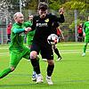 Der Brigachtaler Spielertrainer Daniel Wehrle (grünes Trikot) versucht Marc Renner von der SG Riedböhringen/Fützen zu stören. Brigachtal ...