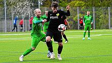 Der Brigachtaler Spielertrainer Daniel Wehrle (grünes Trikot) versucht Marc Renner von der SG Riedböhringen/Fützen zu stören. Brigachtal ...