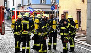 Sie haben am Samstagabend gegen die Flammen gekämpft und Menschenleben gerettet. Die Feuerwehrleute waren bei Temperaturen von rund 30 ...
