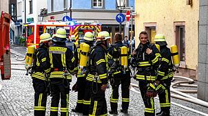 Sie haben am Samstagabend gegen die Flammen gekämpft und Menschenleben gerettet. Die Feuerwehrleute waren bei Temperaturen von rund 30 ...