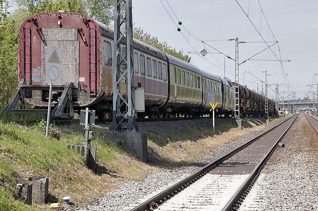 Bild 4: Villinger Trans Europ Express wird jetzt zerlegt &ndash; Nach den Waggons kommt der Triebwagen dran