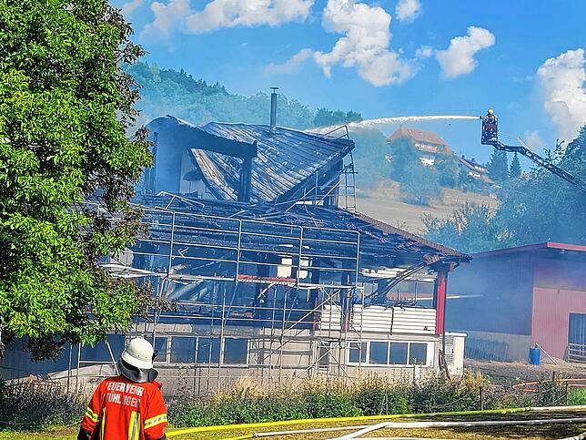 Bild 8: Bilder vom Großbrand der Produktionshalle in Mauchen