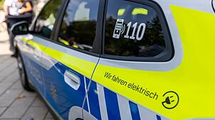 Viele Polizeireviere verfügen den Angaben nach über keine eigenen Ladepunkte. (Archivbild)