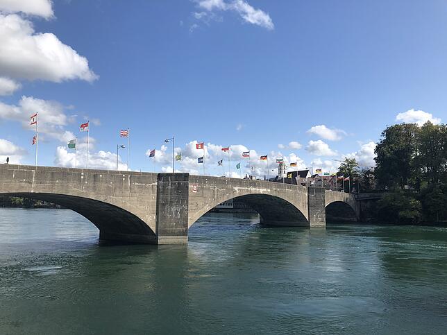 Die Alte Rheinbrücke ist historische Verbindung zwischen der rechtsrheinischen Stadt Rheinfelden in Deutschland und dem linksrheinischen ...