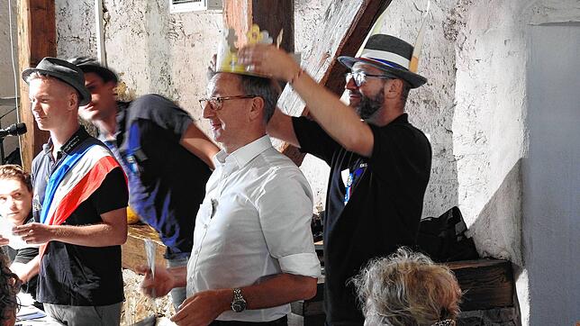 Zweifelhafte Ehre: Zunftmeister Marc Jacobshagen (links) und Bockgötti Stephan Vatter krönten Philipp Frank zum &bdquo;König ...