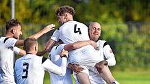 Obereschacher Jubel. Die Spieler freuen sich nach dem Treffer zum 3:2, nachdem sie im Lokalderby gegen den FC Kappel bereits mit 0:2 ...