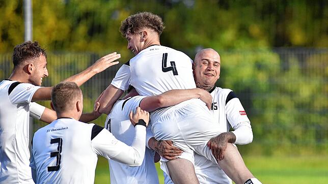 Obereschacher Jubel. Die Spieler freuen sich nach dem Treffer zum 3:2, nachdem sie im Lokalderby gegen den FC Kappel bereits mit 0:2 ...