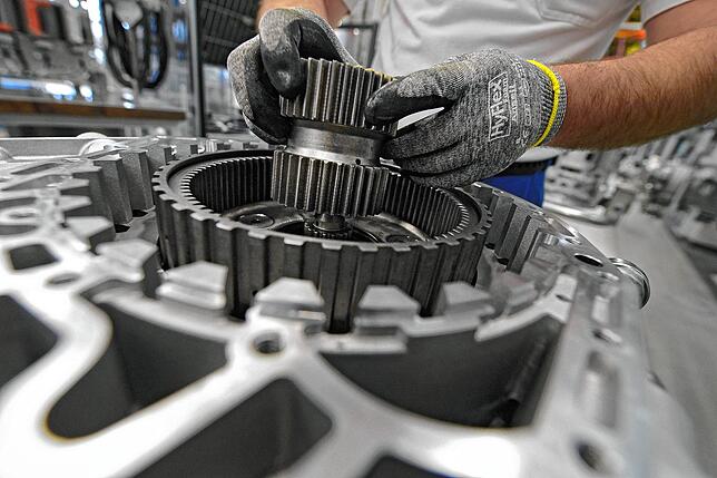 Ein Arbeiter baut in einem Werk der ZF Friedrichshafen AG ein Getriebe für einen Omnibus zusammen. E-Autos brauchen kein Getriebe, das ...