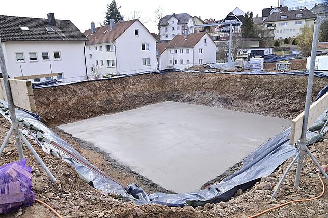 Die Bodenplatte ist bereits gegossen. In Kürze wird dort der Keller aufgerichtet. In gut einem Jahr sollen die ersten Bewohner dann hier ...