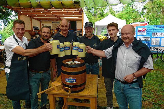 Bild 8: Hunderte Gäste strömen zum Auftakt an das 68. Waldfest in der Geschichte des Musikvereins Aufen.