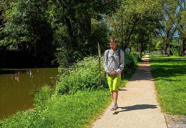 Anheben, Nach-vorne-Setzen, Absetzen, Verwurzeln: Daniel Beerstecher schreitet die Donau ab.