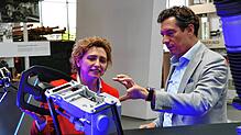 Michael Frick (rechts), Finanzvorstand von ZF und Nicola Beer, Vizerpäsidentin der Europäischen Investitionsbank, im ZF Forum in ...