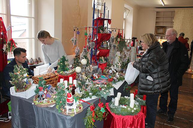 Bei Familie Amann aus Donaueschingen ist im Herbst Basteln angesagt. Drei Generationen stellen Weihnachtliches wie Gestecke und ...