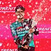 Nico Denz versprüht Sekt nach seinem Sieg bei der 14. Etappe des Giro d&lsquo;Italia, der zweitgrößten Rundfahrt der Welt, von Sierre ...