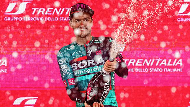 Nico Denz versprüht Sekt nach seinem Sieg bei der 14. Etappe des Giro d&lsquo;Italia, der zweitgrößten Rundfahrt der Welt, von Sierre ...