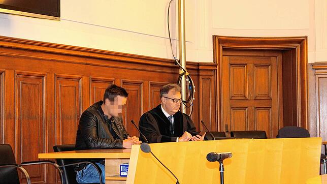 Der Angeklagte (links) mit seinem Verteidiger Rasmus Reinhardt. Der 30-Jährige hatte im Dezember 2022 seine Zelle im Rottweiler ...