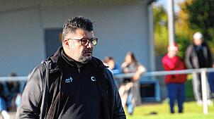 Trainer der SG Riedöschingen/Hondingen, Carmine Italiano, kann sich nach dem Unentschieden mit dem Einsatz seiner Elf zufrieden geben, ...