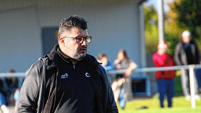 Trainer der SG Riedöschingen/Hondingen, Carmine Italiano, kann sich nach dem Unentschieden mit dem Einsatz seiner Elf zufrieden geben, ...