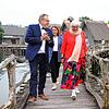 Prominente Gäste zur Eröffnung des Neubaus: Gunter Schöbel (Museumsdirektor und Geschäftsführer der Pfahlbauten) begleitet Claudia Roth ...