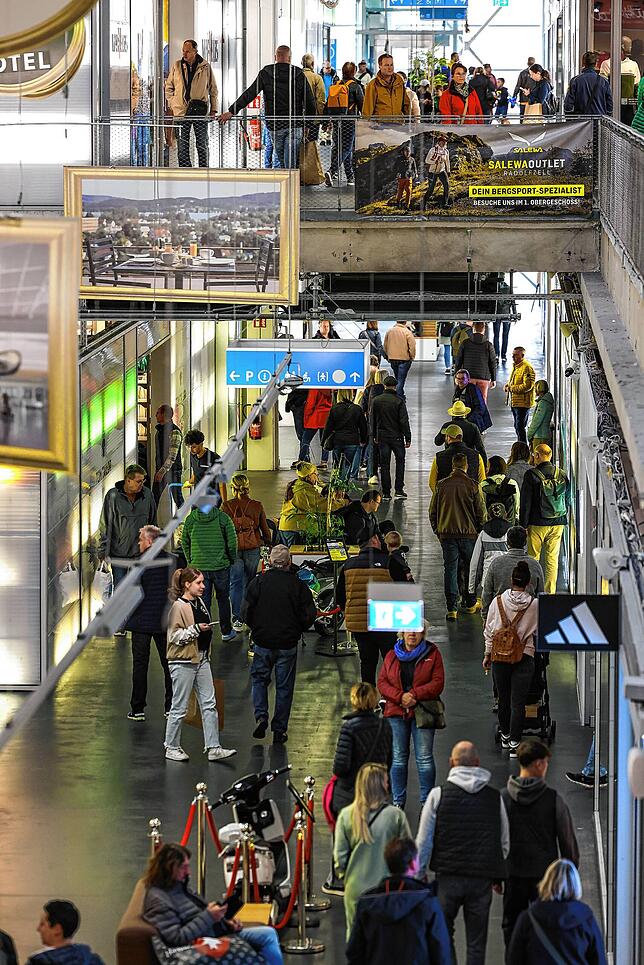 Gut besucht: Im Herstellerverkaufszentrum Seemaxx ist während des Verkaufsoffenen Sonntags richtig was los.