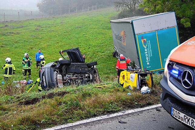 Bild 12: Zwei Personen nach Frontalkollision schwer verletzt