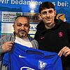Neuzugang Nummer 10: Sportchef Franco Viteritti (links) vom TuS Stetten freut sich auf Bleon Selmani vom SV Weil.
