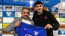 Neuzugang Nummer 10: Sportchef Franco Viteritti (links) vom TuS Stetten freut sich auf Bleon Selmani vom SV Weil.