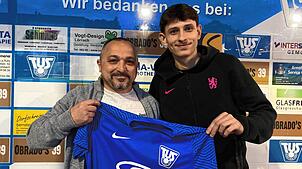 Neuzugang Nummer 10: Sportchef Franco Viteritti (links) vom TuS Stetten freut sich auf Bleon Selmani vom SV Weil.