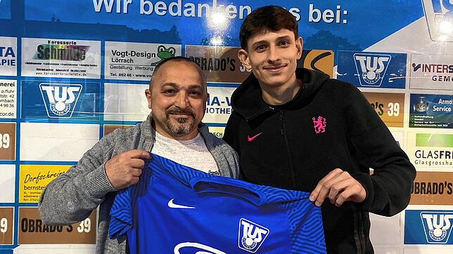 Neuzugang Nummer 10: Sportchef Franco Viteritti (links) vom TuS Stetten freut sich auf Bleon Selmani vom SV Weil.