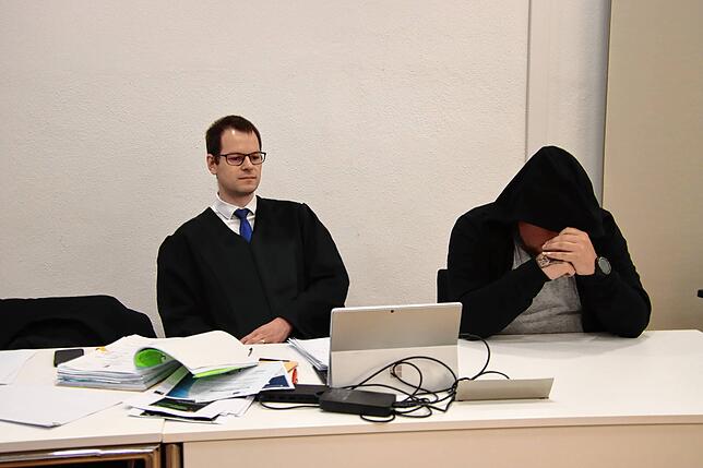 Der Singener André Rehm (rechts) im Konstanzer Landgericht. Neben ihm sitzt sein Anwalt Michael Busching.