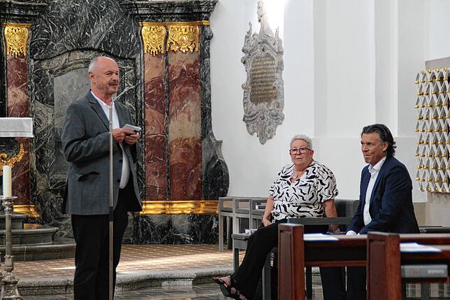 Pfarrer Erich Loks (links) begrüßt den Kanzelredner Urs Maier (rechts). Die Vorarbeit hat Gisela Rösch (Mitte) geleistet