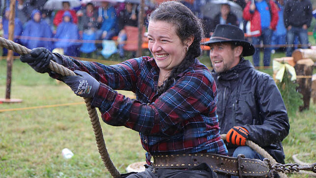 Elisabeth Gründig legte sich beim Stoiwuchta mächtig ins Zeug, musste aber vor dem 90-Kilo-Felsbrocken klein beigeben.