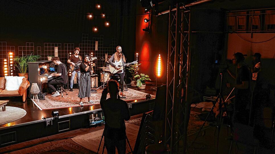 Der Sonntagsgottesdienst wird in Singen gefilmt und zeitgleich im Internet übertragen. Bei den gefühlvollen Einlagen der Band werden die ...