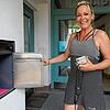 Die Post ist da! Gemeindemitarbeiterin Alexandra Ruf freute sich am Wahlsonntag über eingegangene Briefwahlunterlagen in Öhningen. Zuvor ...