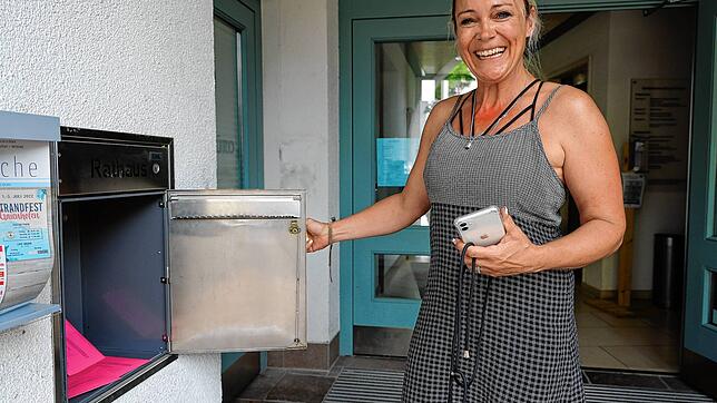 Die Post ist da! Gemeindemitarbeiterin Alexandra Ruf freute sich am Wahlsonntag über eingegangene Briefwahlunterlagen in Öhningen. Zuvor ...
